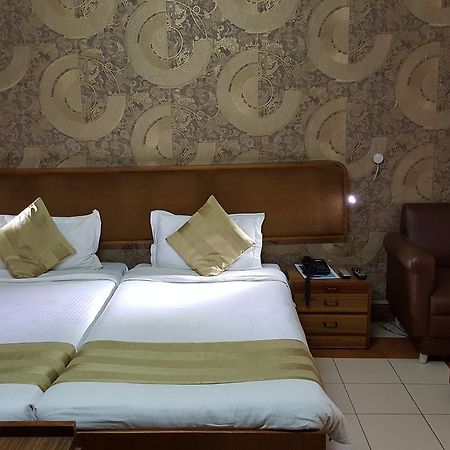Oyo 15791 Flagship Hotel Executive Hazratganj Λάκναου Εξωτερικό φωτογραφία