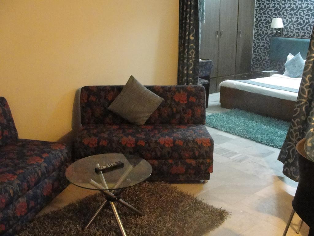 Oyo 15791 Flagship Hotel Executive Hazratganj Λάκναου Εξωτερικό φωτογραφία